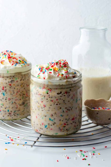 Two jars of funfetti birthday cake overnight oats. Birthday Cake Overnight Oats, Low Calorie Overnight Oats, Cake Overnight Oats, Vegan Greek Yogurt, Overnight Oats In A Jar, Best Overnight Oats Recipe, Oat Recipes Healthy, Vegan Whipped Cream, Cake For Breakfast