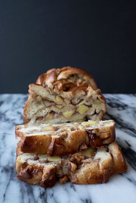 This Apple Pie Bread (or Apple Pie Babka) is an excellent #thanksgivingdessert. #apple #applepie #applepiebread #babka #falldessert #marthastewart #quickandeasy #easyrecipe #easydesserts #desserttime #desserts #dessertrecipes #dessertlover #letseatcake #allrecipes #buzzfeedfood #food #diyfood #foodpic #foodblogger #partyfoodideas #foodrecipes #fooddrink #foodideas #yummyrecipes #deliciousfood Apple Pie Bread, Cinnamon Bread, Honey Recipes, Dessert Lover, Sweet Bread, Dessert Bread, Apple Recipes, Homemade Bread, Just Desserts