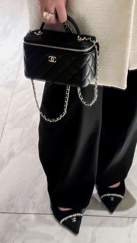 Chanel Shoes Black, Hermes Aesthetic, Old Money Outfit Ideas, European Spring, Chanel Bag Outfit, Mini Chanel, Outfits Europe, Jewellery Summer, Chanel Heels