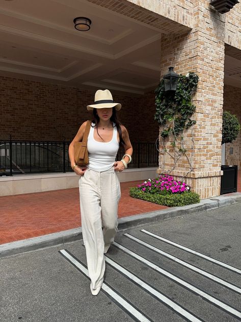 Gergana Ivanova Gergana Ivanova, Coffee In Hand, California Outfits, Trendy Fits, Spring Fashion Casual, Exploring The World, Street Style Summer, Casual Chic Outfit, Street Outfit