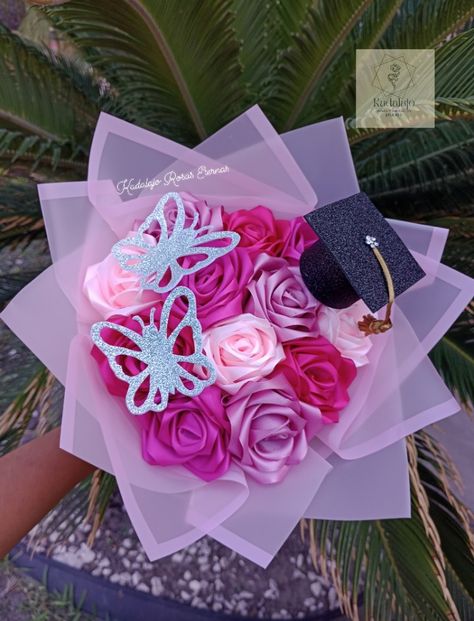 Ramo de 12 rosas de listón eternas de 4 tonos de rosa dos mariposas un birrete de graduación ramo para graduación Ribbon Bouquets, Graduation Flowers Bouquet, Graduation Flower Bouquet, Ribbon Rose Bouquets, Ribbon Flowers Bouquet, Eternal Flowers, Graduation Bouquet, Graduation Flowers, Diy Bouquet Wrap