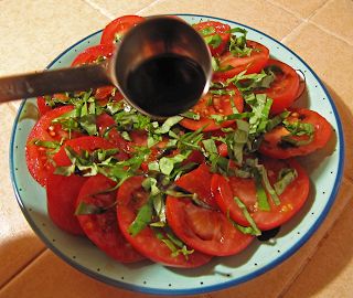 Tomatoes With Balsamic Vinegar, Tomatoes With Basil, Balsamic Vinegarette, Tomato Basil Salad, Vinegar Recipes, Balsamic Vinegar Recipes, Salad With Balsamic Dressing, Live Earth, Marinated Tomatoes