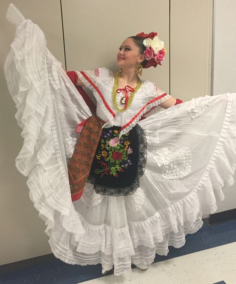 Veracruz Jarocho Sulphur Oklahoma, Folklorico Dresses, Traditional Mexican Dress, Ballet Folklorico, Outfit Png, Mexican Dresses, Camping Art, Scarlett Johansson, Chic Outfits