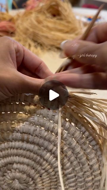 Raffia Wall Art, Raffia Crafts, Jute Twine Crafts, Twine Crafts, Basket Weaving Diy, Straw Weaving, Weaving Tutorial, Diy Basket, February 15