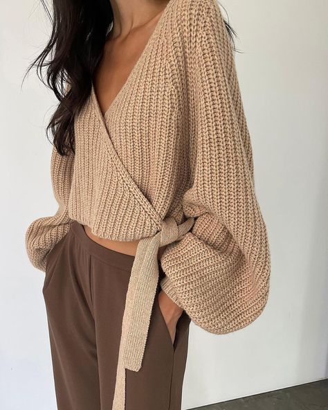 OAK + FORT on Instagram: “Statement sleeves—designed for a modern wardrobe. ⁠⁠ Wrap Cardigan 7362 Elastic Waistband Pant 3649 Glove Boot 7547 #oakandfort” Wrap Sweater Outfit, Trendy Crop Tops, Oak And Fort, Statement Sleeves, Mode Casual, Little Outfits, Modern Wardrobe, Wrap Cardigan, Wrap Sweater