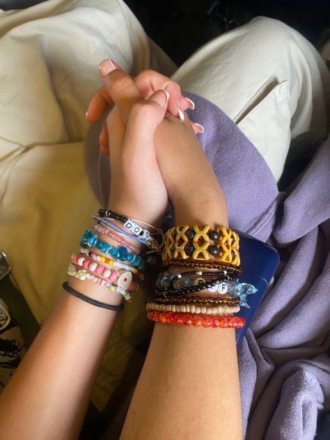 wlw lesbian bisexual couple aesthetic holding hands girls Holding Hands Bracelet, Wlw Vision Board, Wlw Hand Holding, Bisexual Girl Aesthetic, Wlw Hand Placement, Wlw Holding Hands, Aesthetic Holding Hands, Hand Holding Aesthetic, Wlw Aesthetic Faceless