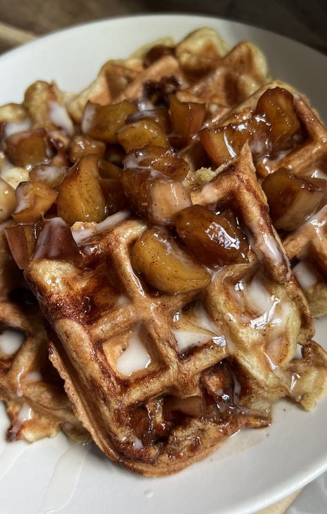 These apple pie stuffed waffles perfectly fluffy, golden waffles, stuffed with a simple apple pie filling that slightly caramelizes when cooked, and topped with a lush maple glaze! Apple Pie Waffles, Simple Apple Pie Filling, Apple Waffle Recipe, Stuffing Waffles, Simple Apple Pie, Stuffed Waffles, Easy Apple Pie Filling, Apple Cinnamon Waffles, Apple Waffles