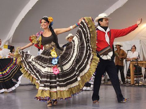 colombian-couple Cali Columbia, Colombian Culture, 101 Dalmations, National Clothes, Fairytale Fashion, Calf Length Skirts, Pastel Outfit, Theme Dress, Folk Dresses