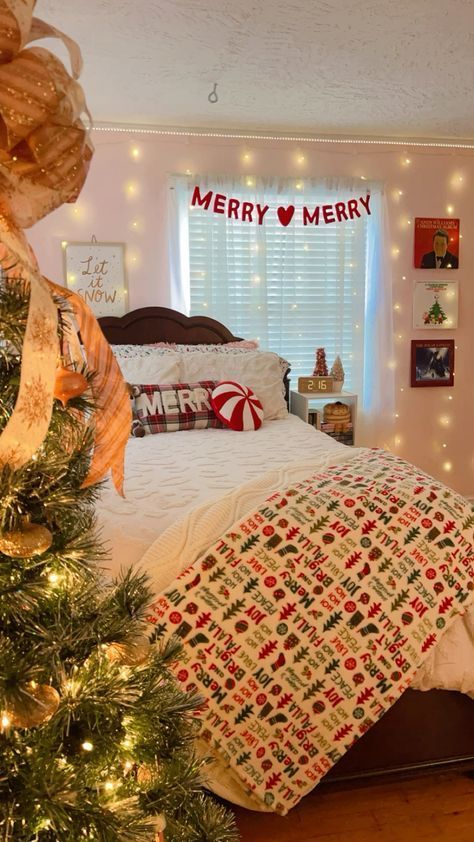 Christmas Themed Room Decor, Ways To Decorate Your Bedroom For Christmas, Aesthetic Christmas Bedroom Decor, Christmas Room Decor Simple, Dorm Christmas Decor College, Christmas Rooms Decorated, Christmas Decor Ideas For Small Bedroom, Holiday Room Decor Christmas, Christmas Decor Bedroom Aesthetic