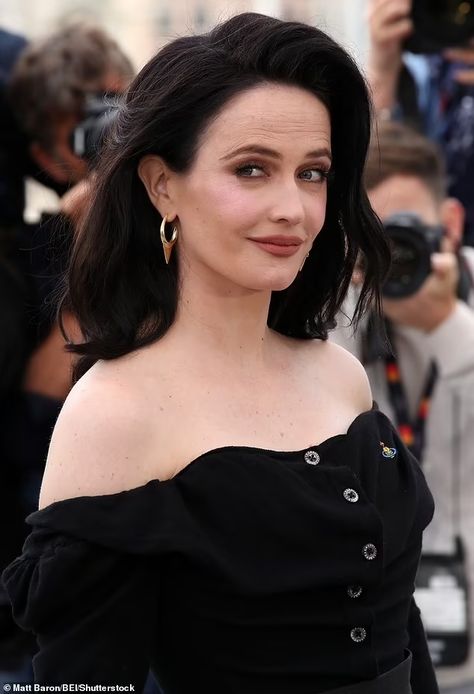 Eva Green shows off her hourglass figure in a black off-the-shoulder shirt and a stylish skirt as she joins her fellow jurors at Cannes Film Festival | Daily Mail Online Miss Green, Artist Film, Green Cute, Bollywood Outfits, Off Shoulder Shirt, Stylish Skirts, Eva Green, French Actress, Jane Fonda