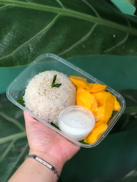 Mango Sticky Rice Cup, Mango Sticky Rice Aesthetic, Tutorial Masak, Makanan Aesthetic, Mango Sticky Rice, Baking Packaging, Birthday Breakfast, Table Tents, Sticky Rice