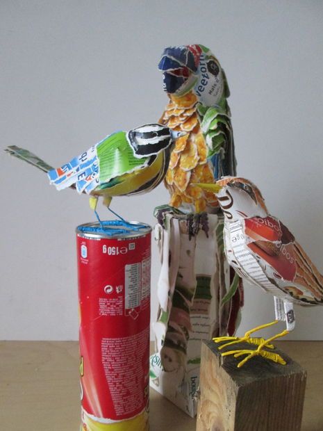 Decorative birds made from reused cardboard boxes from cookies,tea, frozen vegetables, breakfast cereals. Cardboard Box Crafts, Three Dimensional Shapes, Cardboard Art, Cadeau Diy, Recycled Art, Upcycled Crafts, Red Birds, Recycled Crafts, Cardboard Box