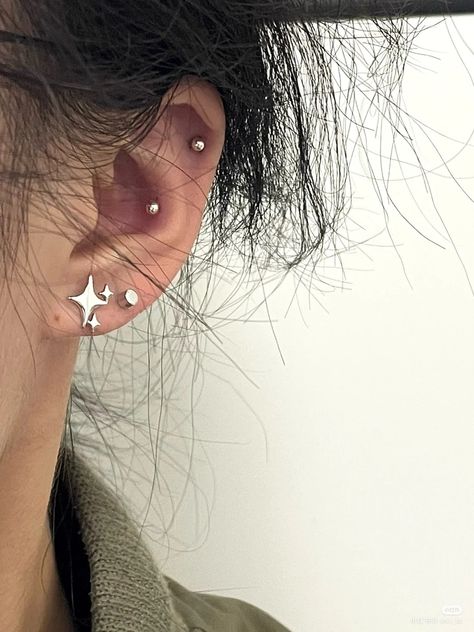 Piercings Oreja Aesthetic, Ear Piercing Ideas Both Sides, Ear Piercing Aesthetic, Nail Piercing, Piercing Inspo, Cool Ear Piercings, Pretty Ear Piercings, Cool Piercings, Cute Piercings