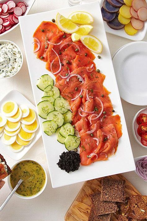 Smoked Salmon Presentation Ideas, Salmon Buffet Ideas, Lox Platter Ideas, Smoked Salmon Board Ideas, Seafood Board Platter, Salmon Appetizers For Party, Salmon Presentation, Fish Platter Ideas, Seafood Platter Ideas