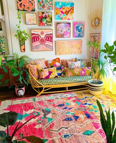 Cluttercore 🎉 on Instagram: “This room makes my heart full with sunshine 🌞 📸@theflamingoandthefox #thecluttercore ------ #cluttercore #maximalism #maximalistinteriors…” Maximalist Decor Living Room, Boho Maximalist Decor, Maximalist Decor Bedroom, Boho Chic Interior Design, Hippy Bedroom, Maximalist Living Room, Boho Chic Interior, Whimsical Bedroom, Green Lounge