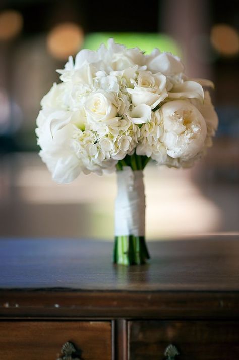 Wedding Table Pink, White Rose Wedding Bouquet, Greenery Wedding Bouquet, Wedding Flowers Hydrangea, Wedding Flowers Roses, White Rose Bouquet, Peony Bouquet Wedding, Bridal Bouquet Pink, Rose Bridal Bouquet