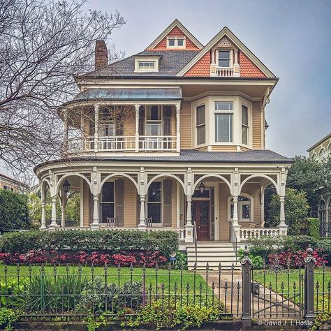 Victorian Homes Exterior, Queen Anne House, Victorian House Plans, Victorian Beauty, Pretty Houses, Sims Houses, Victorian Style Homes, Queen Anne Style, New Orleans Homes