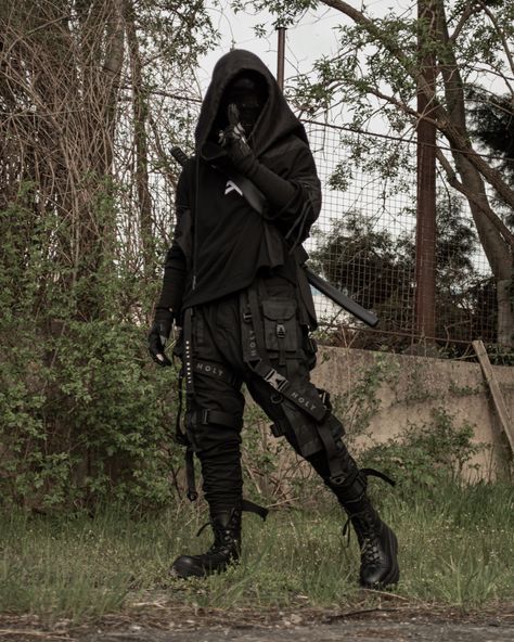 Tactical Wear Outfit, Assassin Outfit Modern, Men Apocalypse Outfit, Men In Tactical Outfits, Casual Tactical Outfit, Tactical Wear Aesthetic, Modern Ninja Outfits, Tactical Wear Soldiers, Vigilante Aesthetic Outfit