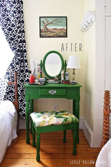 10 DIY Dressing table ideas! I'd love a dressing table for my room for makeup and hair! Diy Dressing Table, Diy Dressing Tables, Dresser Makeover Diy, Dressing Table Ideas, Diy Dressing, Small Dressing Table, Dressing Table With Chair, Makeup Room Decor, Vanity Ideas