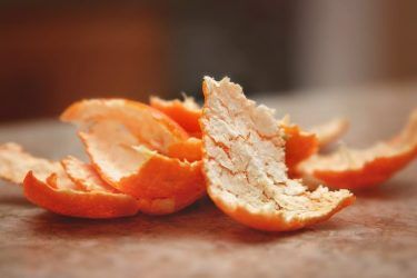 Diy Skin Remedies, Orange Peel Vinegar, Vinegar Cleaner, How To Make Orange, Blood Type Diet, Orange Peels, Clogged Arteries, Yellow Teeth, Natural Teeth Whitening