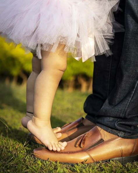 Father Son Photography, Father Daughter Photos, Daughter Photo Ideas, Baby Photoshoot Ideas, Baby Photography Poses, Mother Baby Photography, Baby Birthday Photoshoot, Father Daughter Photography, Friends Pics