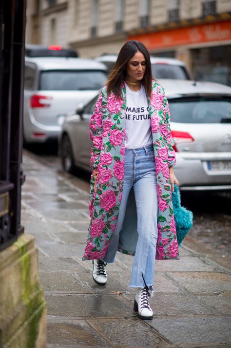 Turtlenecks Were Everywhere On Day 7 of Paris Fashion Week - Fashionista Fashion Week Street Style Outfits, Floral Coat, Paris Fashion Week Street Style, Looks Street Style, Autumn Street Style, Winter Trends, Day 7, Fashion Weeks, Street Style Inspiration