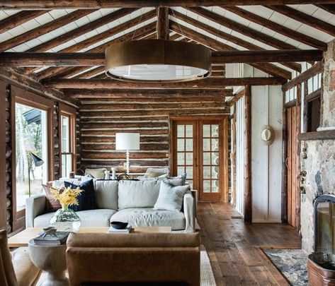 Cabin Lighting Ideas, Cabin Family Room, Modern Log Cabin Interior, Log Cabin Homes Interior, Lakehouse Design, Log Cabin Modern, Countryside Lifestyle, Modern Log Home, Airbnb Cabin