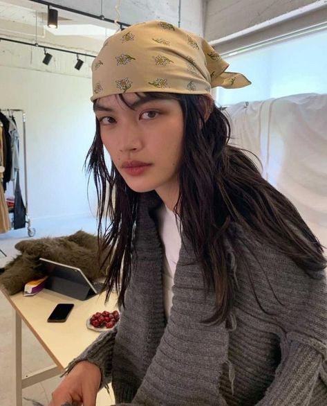 Rina Fukushi, The Atlas Six, Ways To Wear A Scarf, The Atlas, 가을 패션, Casual Style Outfits, Spring Summer Outfits, Scarf Hairstyles, Pretty Face