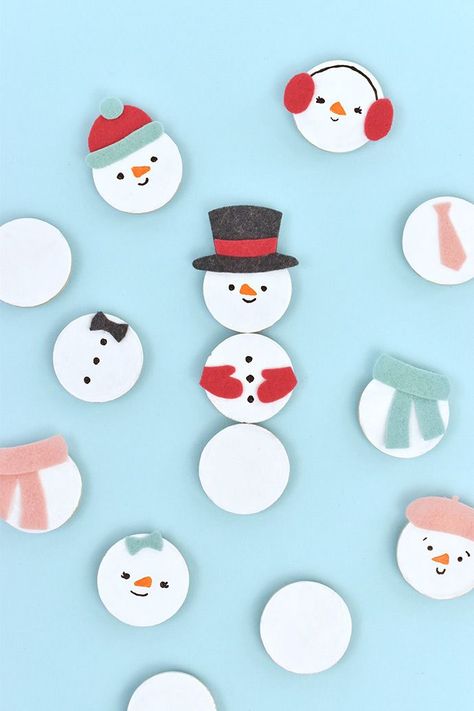 Create a silly snow family when you switch around these DIY magnets! Snowman Magnets, Snowman Accessories, Snow Crafts, Diy Magnets, Box Crafts, Felt Snowman, Christmas Magnet, Handmade Charlotte, Paint Chip