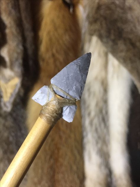 Novaculite arrow head hafted with deer sinew. Bone Arrow, Off Grid Survival, Prehistoric Man, Arrowheads Artifacts, Arrow Heads, Flint Knapping, Archery Arrows, Archery Bows, Arrow Head