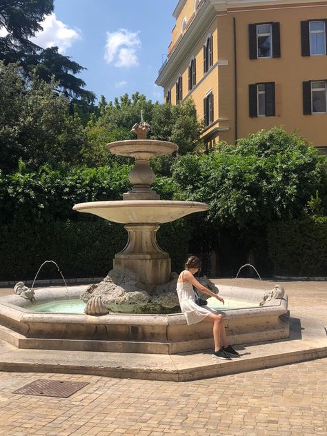 Italy Water Fountain, Aesthetic Fountain, Roman Fountain, Fountain Plaza, Rome Aesthetic, Camp Half Blood Cabins, Holiday Europe, Cartoon City, Greek Goddesses