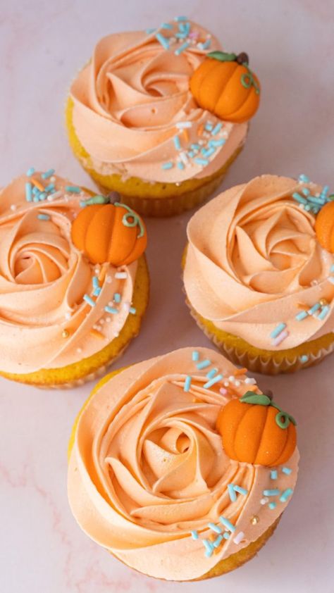 September Cupcakes Ideas, Pumpkin Design Cupcakes, Simple Fall Cupcakes, Pumpkin Theme Desserts, Little Pumpkin Baby Shower Cupcakes, Pumpkin Themed Cupcakes, Little Pumpkin Cupcakes, Fall Baby Shower Cupcakes, Pumpkin Baby Shower Cupcakes