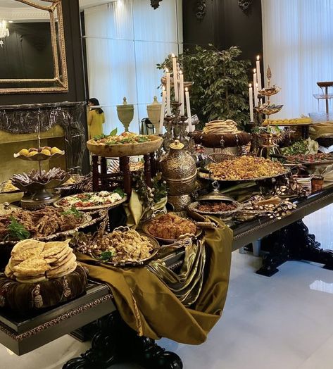 Fancy Snack Table, Royal Food Table, Luxury Buffet, Fancy Buffet, High End Buffet Food, Food Table Decorations Buffet Ideas, Dinner Table Setting With Food, Luxury Buffet Food, Luxury Catering Display