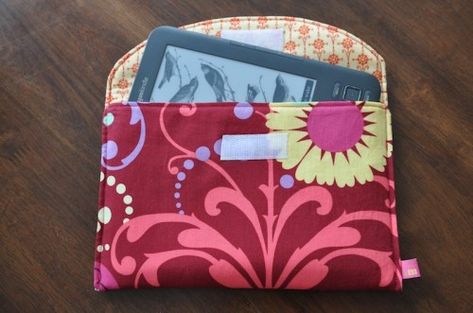 Diy Kindle Case Coffee Cups Diy, Diy Mugs, Kindle Cover, Cases Diy, Kindle Case, Sewing Projects For Beginners, Sewing Gifts, E Reader, Sewing For Beginners