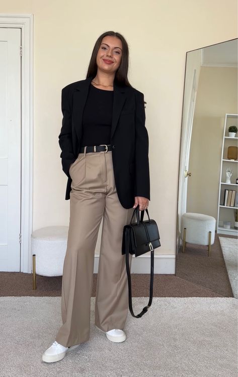 Wide Leg Pants Outfit Work, Beige Pants Outfit, Neutral Outfit Aesthetic, Chic Outfits Edgy, Wide Leg Trousers Outfit, Conference Outfit, Sporty Chic Style, Wide Leg Pants Outfit, Winter Pants Outfit