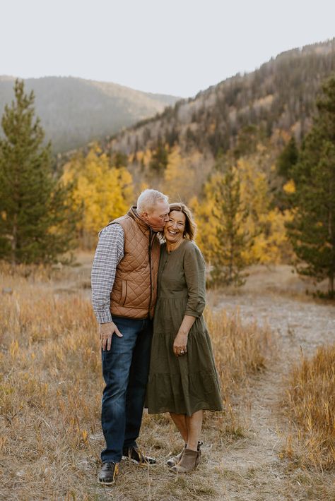 Extended Family Photos in the Fall in Colorado — Kimberly Crist Photography Extended Family Posing, Extended Family Pictures Fall, Fall Large Family Photos, Fall Extended Family Photos, Older Family Photos, Older Couple Poses, Adult Family Photos, Fall In Colorado, Extended Family Pictures