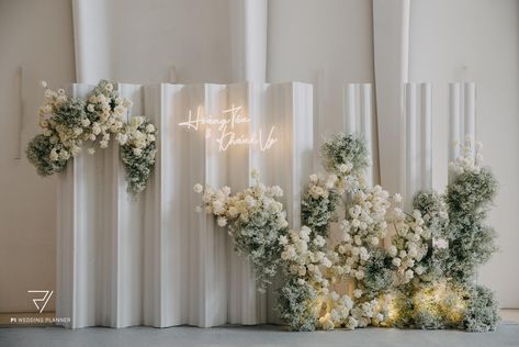 Wedding Background Decoration, Wedding Reception Backdrop, Wedding Photoshoot Props, Diy Wedding Backdrop, Wedding Stage Design, White Wedding Theme, Dream Wedding Decorations, Wedding Backdrop Design, Easy Backdrops