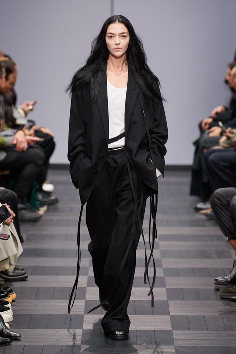 Anne Demeulemeester, Spring 2022 Fashion, Mariacarla Boscono, 2022 Fashion Show, 2022 Fashion, Ann Demeulemeester, Fashion Show Collection, Black Outfit, Fashion Week Spring