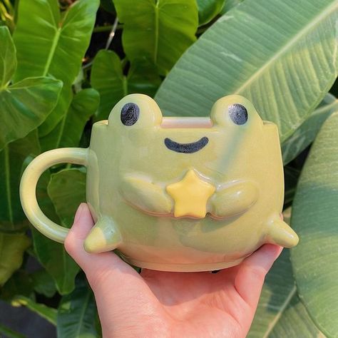 Mugs Out Of Clay, Pottery Ideas Animals, Pottery Ideas Air Dry Clay, Cute Pinch Pot Ideas Ceramics, Cup Clay Art, Animal Clay Pots, Clay Pinch Pot Ideas Animals, Ceramic Ideas Cute, Frog Pinch Pot