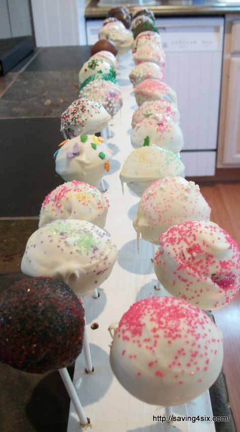 DIY Cake Pop Stand Diy Cake Pop Stand, Diy Cake Pop, Homemade Slip And Slide, Caramel Buttercream Recipe, Cupcakes With Caramel, Diy Cake Pops, Cake Pop Holder, Cake Pop Stand, Cake Pop Displays