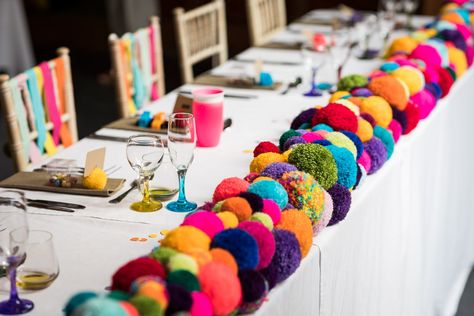 Pom Pom Backdrop, Pom Pom Bouquet, Pom Pom Wedding, Rainbow Wedding Ideas, Pom Pom Diy, Colorful Table Decor, Wedding Pom Poms, Pompom Garland, Diy Pom Poms