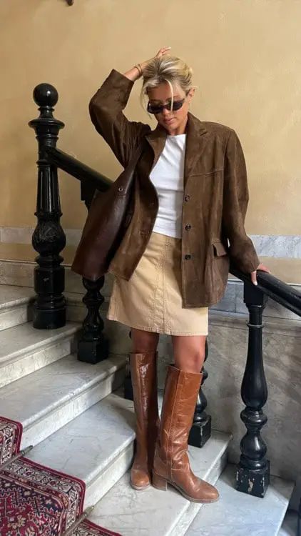 fall trends tall boots 1-min Suede Jacket Outfit, Suede Outfit, Skirt Outfits Fall, Estilo Indie, Skandinavian Fashion, Chique Outfits, Suede Blazer, Elegante Casual, Brown Suede Jacket