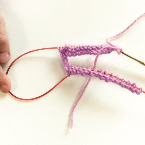 tutorial – casting on & knitting magic loop - La Visch Designs Magic Loop Sock Knitting, Magic Loop Socks, What Is Magic Loop Knitting, Casting On Knitting Easy, Magic Loop Knitting, Cast On Knitting, Magic Loop, Cable Stitch, Flats Patterns