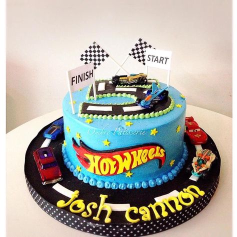 Hot Wheels Themed Birthday Party, Bolo Hot Wheels, Construction Birthday Cake, Hot Wheels Cake, Wheel Cake, Race Car Cakes, Hotwheels Birthday Party, Cars Birthday Cake, Hot Wheels Party