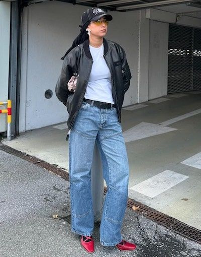 How To Style Baggy Jeans - fitsbylaura💫 How To Style Baggy Jeans, How To Style Wide Leg Jeans, Style Baggy Jeans, Style Wide Leg Jeans, Baggy Jeans Outfit, New York Outfit, Earring Jackets, Dress Up Outfits, Jeans Bag