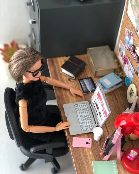 Have you found anything good yet? Who else is ready for some cyber deals? 🛍️💳 Meet my ‘Black Friday Shopping Barbies’ collection! 😄💻 From comfy clothes and messy buns to endless Amazon boxes and snacks for fuel, she’s living that online shopping life. #ParodyBarbie #BlackFriday #OnlineShopping #DollArt #barbiesize #grandmagetsreal Barbie Office, Barbie Activities, Dollhouse Quilt, Amazon Boxes, Barbie House Furniture, Doll Rooms, Barbie Funny, Diy Barbie Clothes, Barbie Diorama