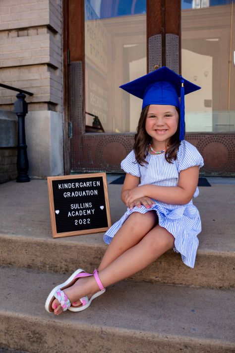 Kindergarten Graduation Picture Ideas, Kindergarten Graduation Photoshoot, Kindergarten Photo Shoot, Elementary Graduation Gifts, Kindergarten Photography, Kindergarten Cap And Gown, Preschool Graduation Theme, Kindergarten Graduation Pictures, Vpk Graduation