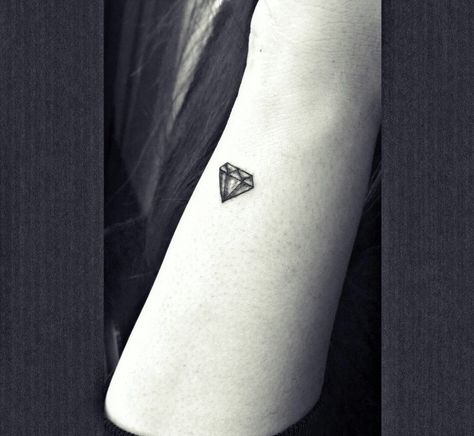 Small Diamond Tattoo On Side Wrist💎🖤 Tattoo On Side Wrist, Front Ankle Tattoo, Side Wrist Tattoo, Tattoo Diamond, Small Diamond Tattoo, Tattoo On Ankle, Side Wrist Tattoos, Brain Tattoo, Diamond Tattoo