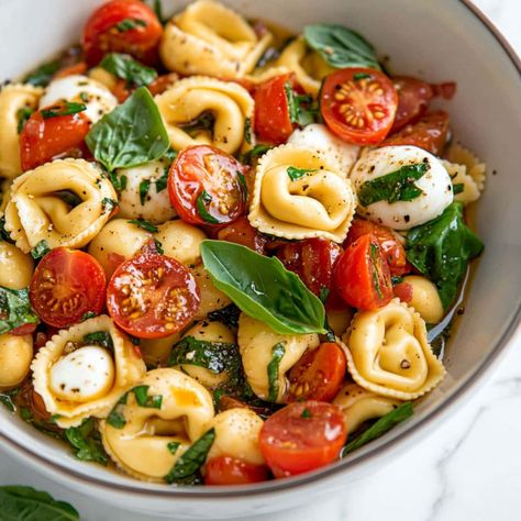 This Tortellini Caprese salad is perfect for summer potlucks, picnics, and barbecues. The combination of cheese tortellini, tomatoes, mozzarella, and basil is simply irresistible. Caprese Lunch Ideas, Caprese Tortellini Pasta Salad, Tortolini Pasta Salad, Tomato Basil Mozzarella Salad, Caprese Lunch, Caprese Tortellini Salad, Hoco Dinner, Tortellini Caprese Salad, Caprese Tortellini