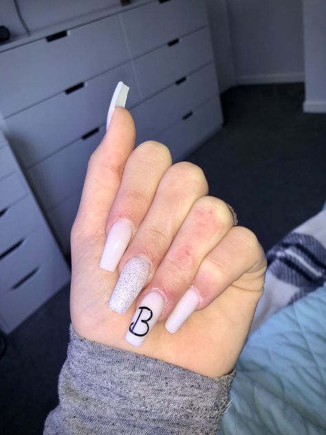 acryilicnails #acrylicnailletters #Boyfriend #initials #initialsonnails #white #whitenails Emerald Nails, Red Acrylic Nails, White Acrylic Nails, French Tip Acrylic Nails, Long Square Acrylic Nails, Unique Acrylic Nails, Pink Acrylic Nails, Acrylic Nails Coffin, Square Acrylic Nails